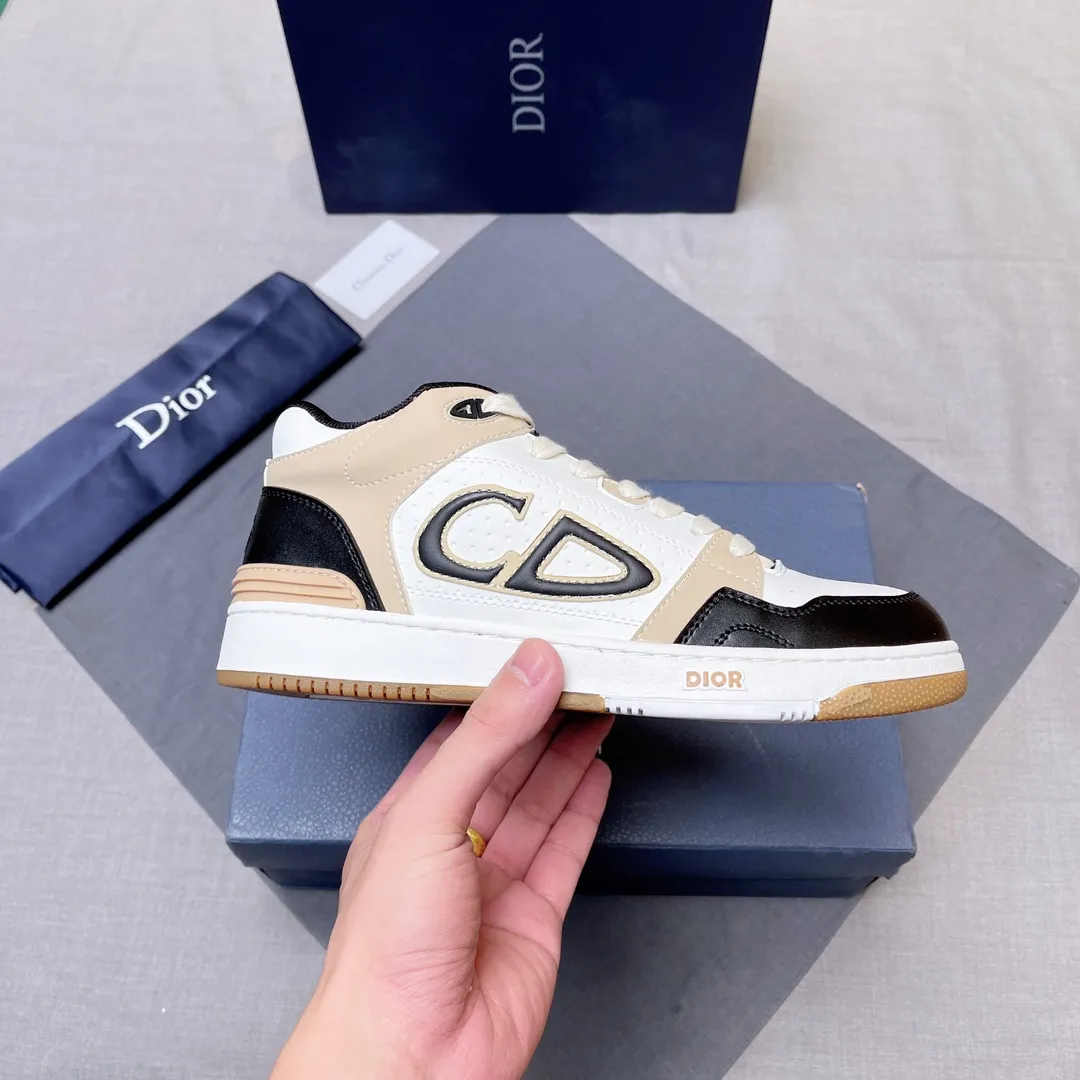 P420 Dior B57 low-top sneakers 2024 spring men's series new product launch [Celebrate][Celebrate][Celebrate], reinterpret the basketball shoe design and become Dior's classic item [strong][strong][strong], carefully crafted in black and cream white smooth cowhide, with beige suede, and the leather CD logo is displayed on the side Zhi, the tongue, sole and back side are decorated with various distinctive details to enhance the style[666][666], while the eyelet details, topstitching and rubber panels highlight the dynamic charm of its athletic style[strong][strong][strong]. It has a two-color rubber sole, which can be matched with various clothing to create a refined look. Size: 38 to 45 No. 067